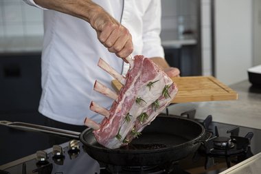 Das Kalbskarree in die Pfanne legen.