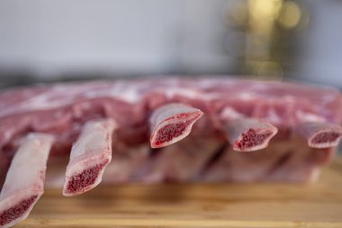 Das Kalbskarree aus dem Kühlschrank nehmen. 