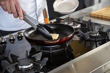 Die Butter in die Pfanne geben
