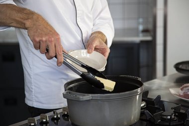 Also Butter in die Pfanne geben, die Butter aufschäumen lassen.