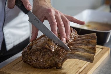Schneiden Sie das Kalbskarree in Scheiben.