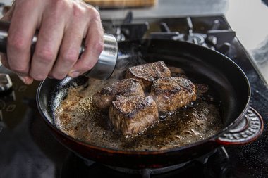 Kalbfleisch nach Geschmack würzen