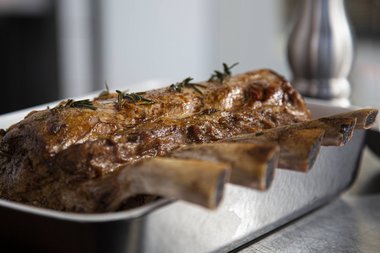 Legen Sie das Kalbfleisch in eine Auflaufform.
