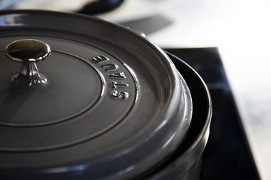 Den Deckel auf die Pfanne legen, aber ein wenig geöffnet lassen.