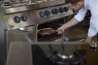 Das Kalbfleisch nach ca. 90 Minuten aus dem Ofen nehmen.