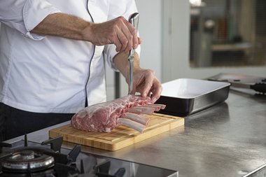 Das Fleisch ca. 3 cm tief einkerben.