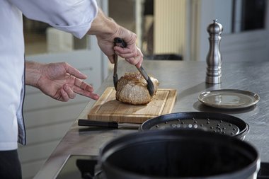 Das Kalbfleisch 5 Minuten unter Alufolie ruhen lassen.