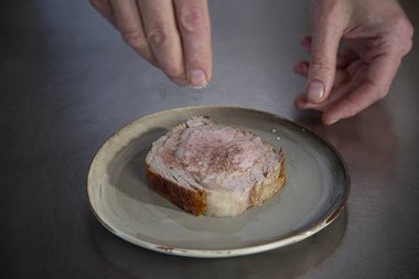 Das Kalbfleisch mit Kräutern würzen.