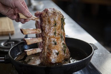 Das Kalbfleisch in 3 bis 4 Minuten rundum anbraten, bis die Außenseite goldbraun ist.
