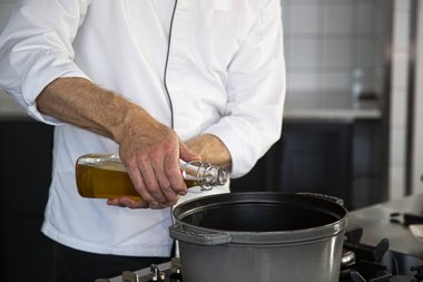 Öl in die Pfanne geben.