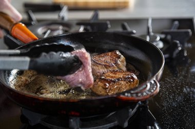 Das Kalbfleisch auf jeder Seite braun braten